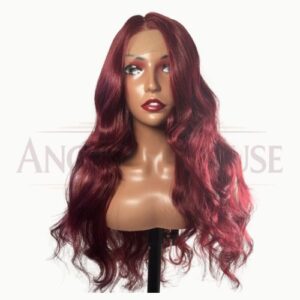 Perruque synthétique premium VICTORIA, 28 pouces ondulée, HD lace 13x6, couleur bordeaux, densité 250 %.