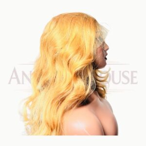 Perruque synthétique premium SOPHIA, 26 pouces ondulée, HD lace 13x6, couleur blond doré, densité 250 %.