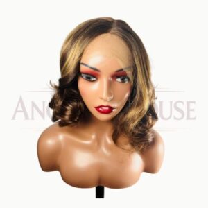 Perruque synthétique premium ELISA, 18 pouces ondulée, coupe courte jusqu’aux épaules, HD lace 13x6, brun doré, densité 250 %.